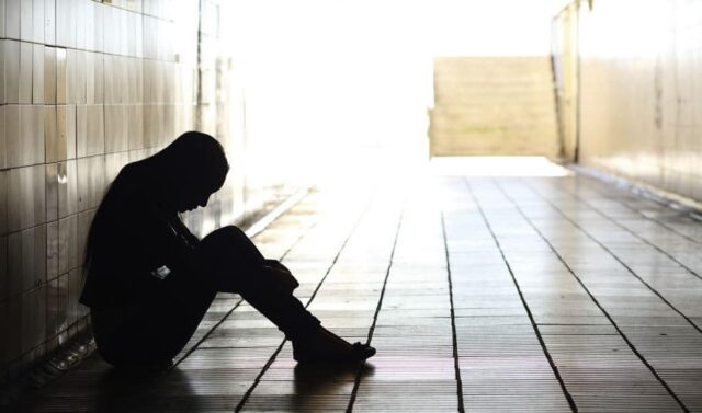 تفسير حلم بكاء شخص اعرفه