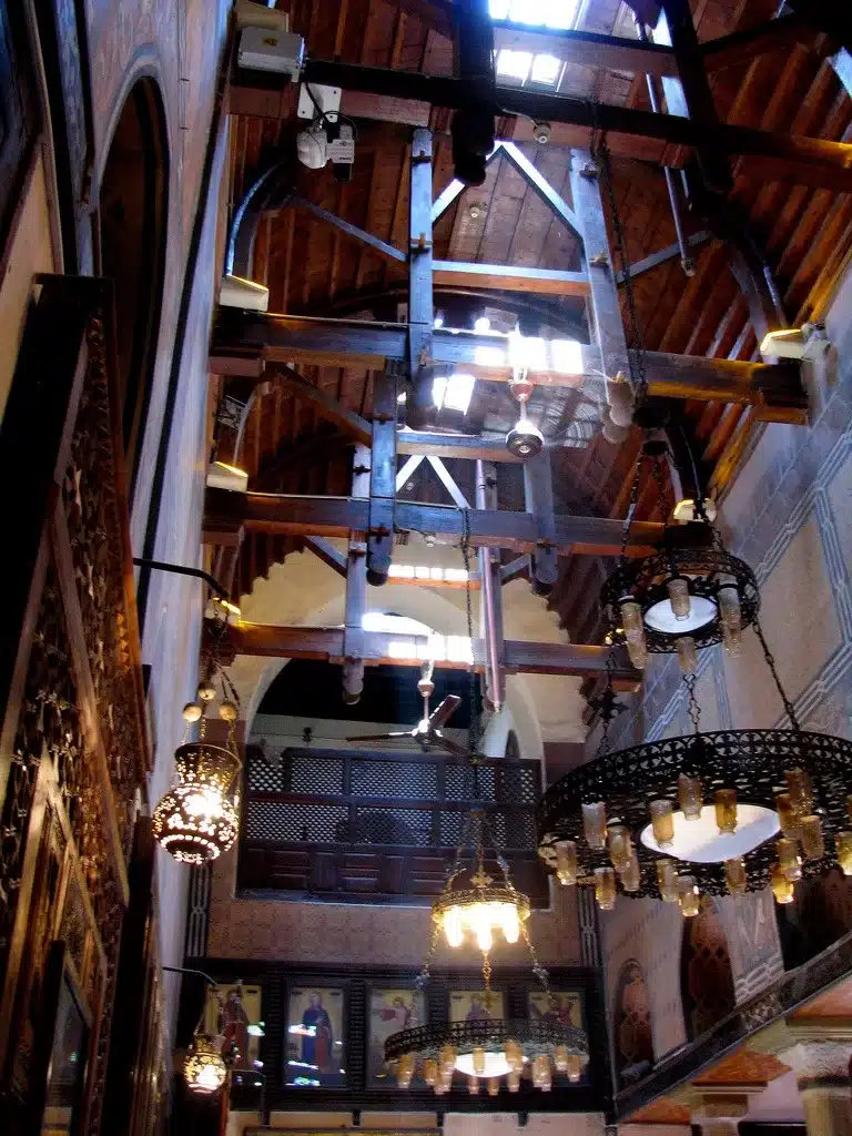 الكنيسه المعلقة من الداخل 2 jpg