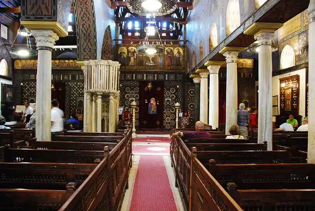 الكنيسه المعلقة من الداخل999 jpg