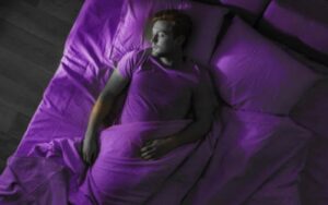 يقصد بتلك الصورة هو تفسير حلم الرجل لمقابلته للمشاهير في منامه. 