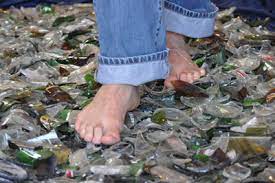 تفسير حلم المشي حافي القدمين على الزجاج