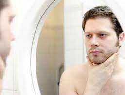 رؤية وجهي جميل في المرآة للرجل