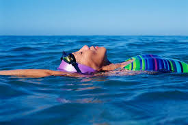 تفسير رؤية السباحة في الحلم للمرأة المتزوجة