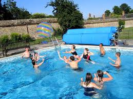 تفسير حلم السباحة في المسبح مع أشخاص